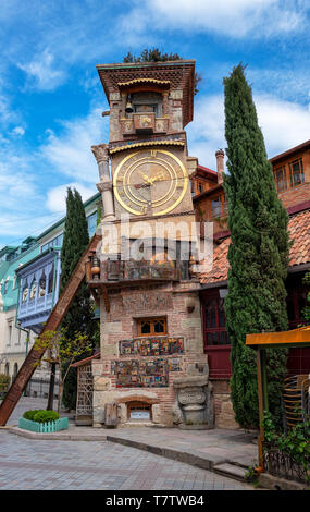 Tour de l'horloge de théâtre de marionnettes Rezo Gabriadze dans le centre historique du Vieux Tbilissi, Géorgie Banque D'Images
