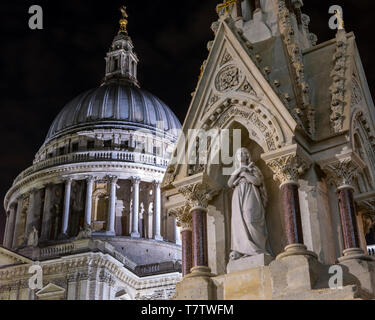 Une vue sur le Saint-Laurent et Marie Madeleine Fontaine d'eau potable avec la façade historique de St Pauls Cathedral derrière elle, à Londres, au Royaume-Uni. Banque D'Images