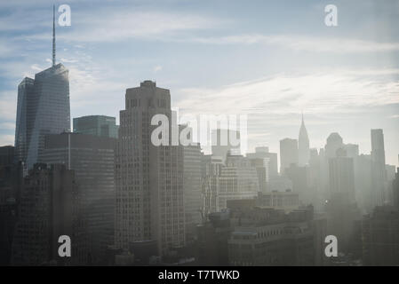 Blue sunrise avec des rayons de soleil sur New York à partir d'un étage élevé d'un immeuble dans le centre-ville de Manhattan Banque D'Images