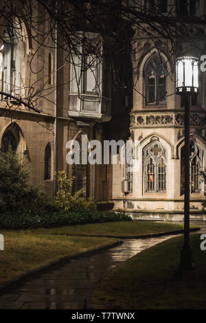 Chemin conduisant à l'église et de la spiritualité dans la nuit Banque D'Images