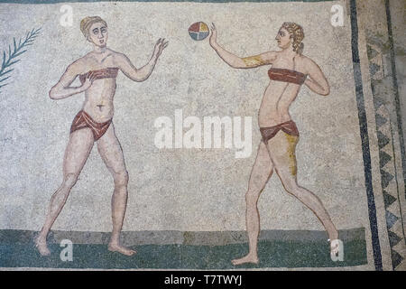 La mosaïque bikini filles, montrant des femmes sportives jouant des sports, la mosaïque romaine dans la Villa Romana del Casale, Piazza Armerina, Sicile, Italie. Banque D'Images