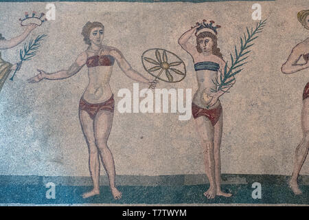 La mosaïque bikini filles, montrant des femmes sportives jouant des sports, la mosaïque romaine dans la Villa Romana del Casale, Piazza Armerina, Sicile, Italie. Banque D'Images