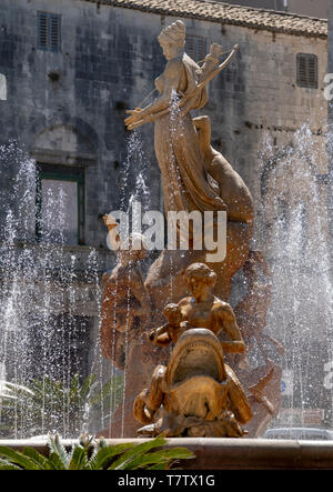 Fontaine Fontaine d'Artemis (Diana) sur place (Piazza Archimede Archimède) l'île d'Ortygie, Syracuse, Sicile, Italie. Banque D'Images