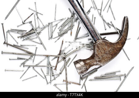 Claw hammer and nails sur fond blanc. Banque D'Images