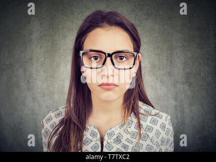 Portrait d'une jeune femme sérieuse à la recherche dans les verres Banque D'Images