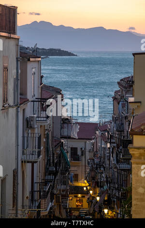 Rue étroite au crépuscule, Cefalu, Sicile Banque D'Images