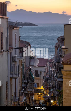 Rue étroite au crépuscule, Cefalu, Sicile Banque D'Images