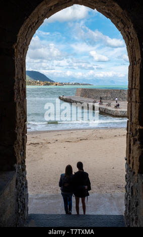 Sicile : Archway à Cefalu centre vieille ville menant à la plage. Banque D'Images