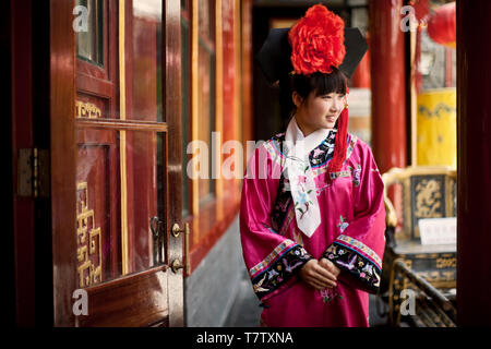 Souriante jeune femme habillé en vêtements traditionnels. Banque D'Images