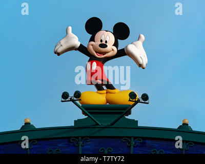 Paris, France - Avril 2019 : Statue de mickey contre light blue sky background à disneyland fête foraine Banque D'Images