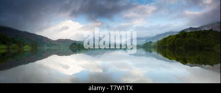 Panorama, de nuages de pluie au-dessus du lac de Grasmere, Lake District, Cumbria, Angleterre, Grande-Bretagne Banque D'Images
