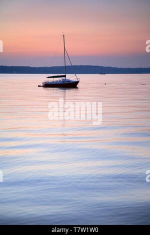 L'humeur du soir, voilier d'un ancrage dans le Lac de Starnberg, Berlin, Allemagne Banque D'Images