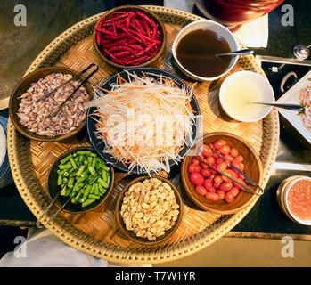 Ingrédients pour Som Tam, salade de papaye thaïe, papaye, Chily, l'ail, les haricots, les arachides, les tomates, le sucre de palme, la sauce de poisson, la nourriture thaïe, Thaïlande Banque D'Images