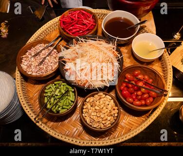 Ingrédients pour Som Tam, salade de papaye thaïe, papaye, Chily, l'ail, les haricots, les arachides, les tomates, le sucre de palme, la sauce de poisson, la nourriture thaïe, Thaïlande Banque D'Images