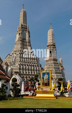 Wat Arun, Temple de l'aube, Phra Prang, tour principale, Image du Roi Maha Vajiralongkorn, Bangkok Yai District, Thonburi, Bangkok, Thaïlande Banque D'Images