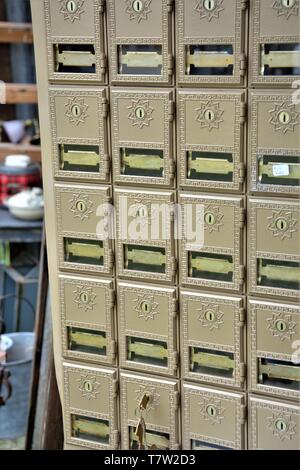 Laiton antique de collection boîtes mail provenant des offices de poste à vendre à Paso Robles en Californie USA Amérique latine Banque D'Images