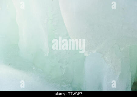 À la recherche vers le bas dans une sculpture de glace naturel formé par les eaux s'écoulent d'un tuyau en Murphy Lake à St Louis Forest Park. Banque D'Images