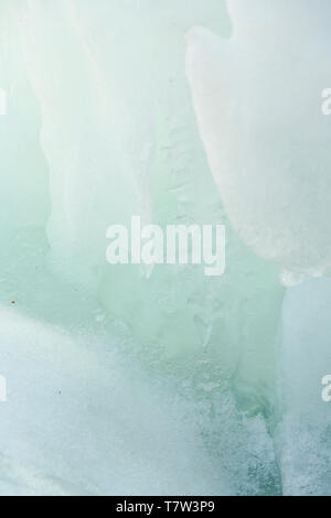 À la recherche vers le bas dans une sculpture de glace naturel formé par les eaux s'écoulent d'un tuyau en Murphy Lake à St Louis Forest Park. Banque D'Images