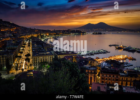 Un lever du soleil d'automne, avec le Vésuve en arrière-plan, à Naples, en Italie. Banque D'Images