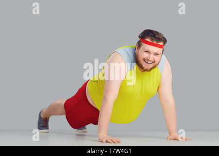 Fat mec drôle avec une barbe faisant pousser jusqu'va pour le sport. Banque D'Images