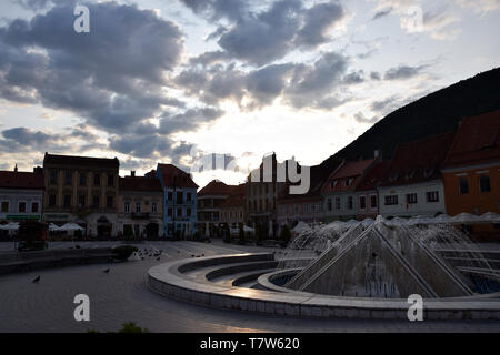 Brasov, Roumanie - Août 2017 : Place du Conseil de Brasov (Centrul Vechi). Centre-ville de Brasov. La Transylvanie, Roumanie. Banque D'Images