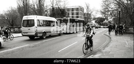 Oxford, Royaume-Uni - 3 Mar 3017 : cycliste la livraison de nourriture rapide à client via App Deliveroo - campus de l'Université Oxford en noir et blanc Banque D'Images