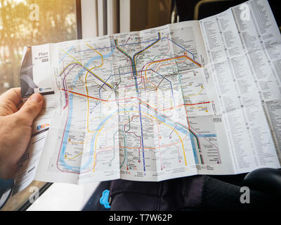 Paris, France - Jan 30, 2018 : en train carte détaillée des nouveaux Paris Plan du métro parisien avec les noms de gare et connexions de transport quotidien Charle de Gaulle au centre ville Banque D'Images