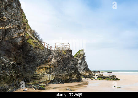 L'escalier en béton en ruine désaffectée de l'ancien hôtel Trebarwith jusqu'à Great Western Beach à Newquay en Cornouailles. Banque D'Images