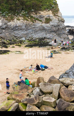 Les vacanciers se détendre sur la plage de Towan à marée basse à Newquay en Cornouailles. Banque D'Images