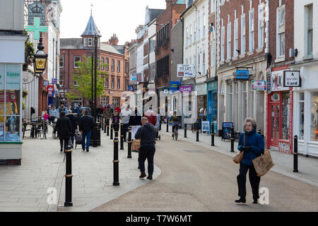 Scène de rue de Worcester - personnes marchant sur Broad Street, Worcester, Worcestershire ville UK Banque D'Images