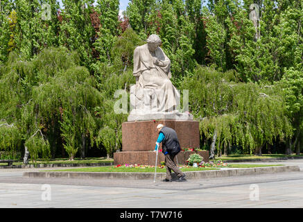 Les pleurs Motherland statue au Monument commémoratif de guerre soviétique (Sowjetisches Ehrenmal) à la mémoire des soldats soviétiques tombés, Berlin Treptow, Allemagne Banque D'Images