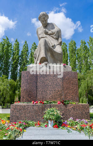 La statue pleureuse de la mère patrie au Mémorial soviétique de guerre (Sowjetisches Ehrenmal) en mémoire des soldats soviétiques tombés, Berlin Treptow, Allemagne Banque D'Images