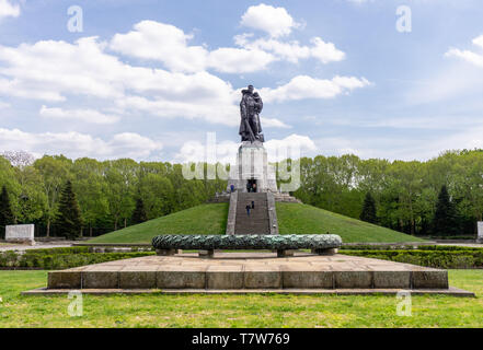 Monument commémoratif de guerre soviétique statue (Sowjetisches Ehrenmal) à Berlin Treptow, Berlin Banque D'Images