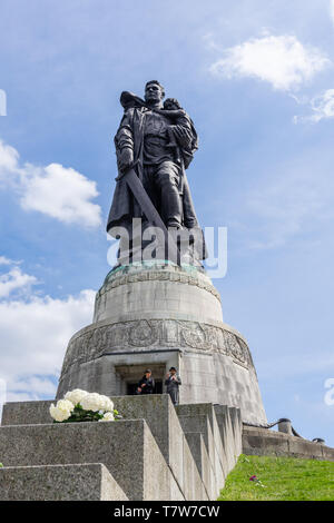 Monument commémoratif de guerre soviétique statue (Sowjetisches Ehrenmal) à Berlin Treptow, Berlin Banque D'Images