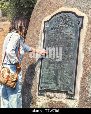 L'armée américaine 21 hommes qui sont morts dans la plus sanglante bataille menée en Californie pendant la guerre entre les États-Unis et le Mexique sont à l'honneur avec cette plaque de bronze à la bataille 1846 site qui est maintenant le San Pasquel Battlefield State Park dans le comté de San Diego, USA. Une visiteuse pointe vers le nom de Kit Carson, une légende de l'Ouest, qui a servi en tant que scout pour les soldats américains. Les troupes américaines ont essayé de prendre le contrôle de la Californie de l'mexicains, connu sous le nom de Californios, qui étaient des gens de descendance hispanique vivant en Californie après la guerre du Mexique de l'indépendance de l'Espagne entre 1810-1821. Banque D'Images