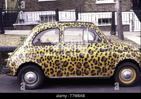 Fiat 500 Vintage peint dans Leopard print Banque D'Images