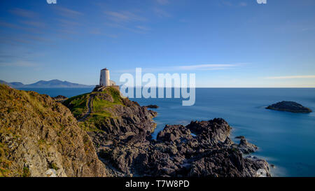 Llanddwyn, Pays de Galles - 1 mai 2019 : Twr Mar phare sur l'île Llanddwyn off Anglesey Pays de Galles, Royaume-Uni Banque D'Images
