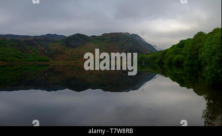 Llyn Dinas, Pays de Galles - 1 mai 2019 : Still Waters et réflexions sur Llyn Dinas dans le Parc National de Snowdonia, Pays de Galles Banque D'Images