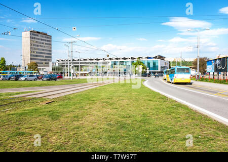 Parking, tram et arrêt de bus en face de la principale gare ferroviaire de Kosice (Slovaquie) Banque D'Images