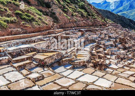 Voir à Salinas de Maras, l'homme a fait l'évaporation sel étang appelé aussi près de mines de sel de Maras ville dans la Vallée Sacrée des Incas et près de Cusco dans Banque D'Images