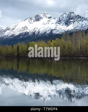 Réflexions de l'Alaska au printemps Banque D'Images