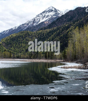 Réflexions de l'Alaska au printemps Banque D'Images