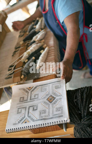 Conception à la main pour le tissage de tapis en laine Motifs sur une pédale à tisser. Teotitlan del Valle, Oaxaca, Mexique. Apr 2019 Banque D'Images