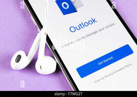 Helsinki, Finlande, le 4 mai 2019 : Microsoft Outlook office l'icône de l'application sur Apple iPhone écran X close-up. Icône de l'application Microsoft Outlook. Hors Microsoft Banque D'Images