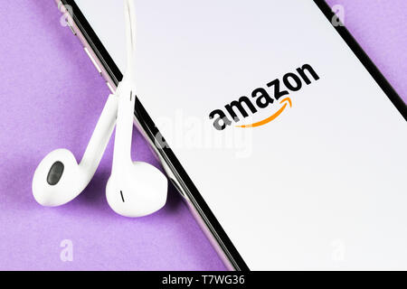 Helsinki, Finlande, le 4 mai 2019 : l'icône de l'application shopping Amazon sur Apple iPhone écran X close-up. Amazon shopping icône de l'application. Application mobile Amazon Banque D'Images