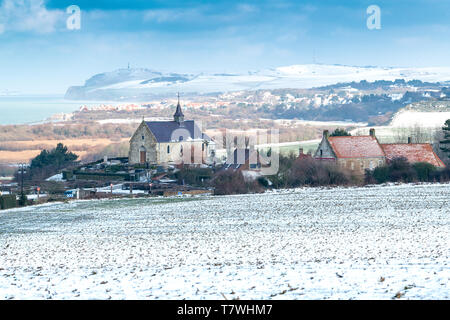 L'église Saint-Martin de Tardinghen et le nez blanc sous la neige dans l'arrière-plan, en France, Pas de Calais, Côte d'Opale Banque D'Images