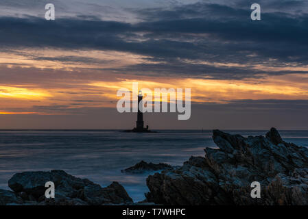 Le phare de La Hague, ou phare de Goury, au large du cap de la Hague, France, Manche, printemps Banque D'Images