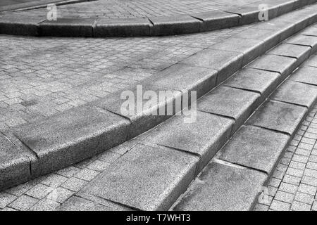 Fragment architectural abstrait. Escalier en pierre de granit gris foncé Banque D'Images