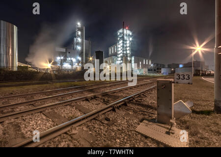 Vue de nuit sur une zone industrielle avec le rail road transport checkpoint dans et hors matière première Banque D'Images