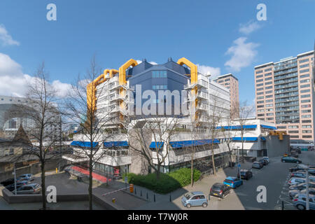 ROTTERDAM, 13 avril 2019 - Vue de la bibliothèque municipalité de Rotterdam à l'Markthal imbriqués (Halle) sous un ciel bleu et lumineux, ensoleillé Banque D'Images